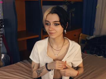 Bitter chick Adelia (Deliaderrick) furiously  bonks with unpredictable fist on live chat
